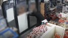 Roba en una benzinera per setena vegada i una treballadora aconsegueix tancar-lo a dins
