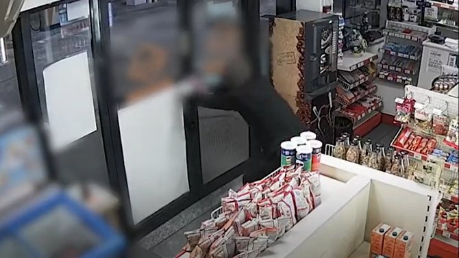 Roba en una benzinera per setena vegada i una treballadora aconsegueix tancar-lo a dins
